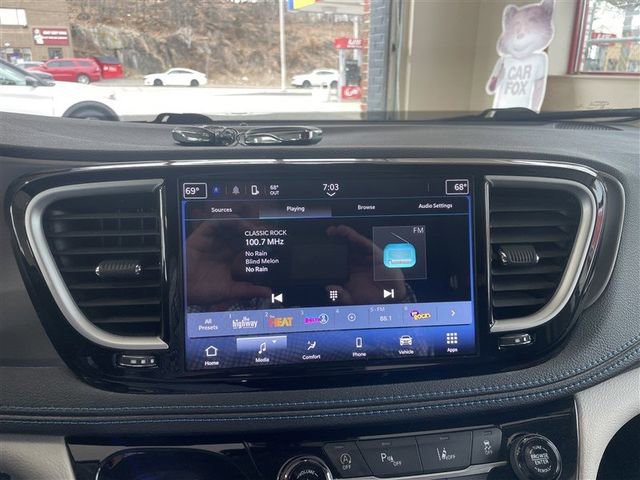 Used 2021 Chrysler Pacifica Touring image 16