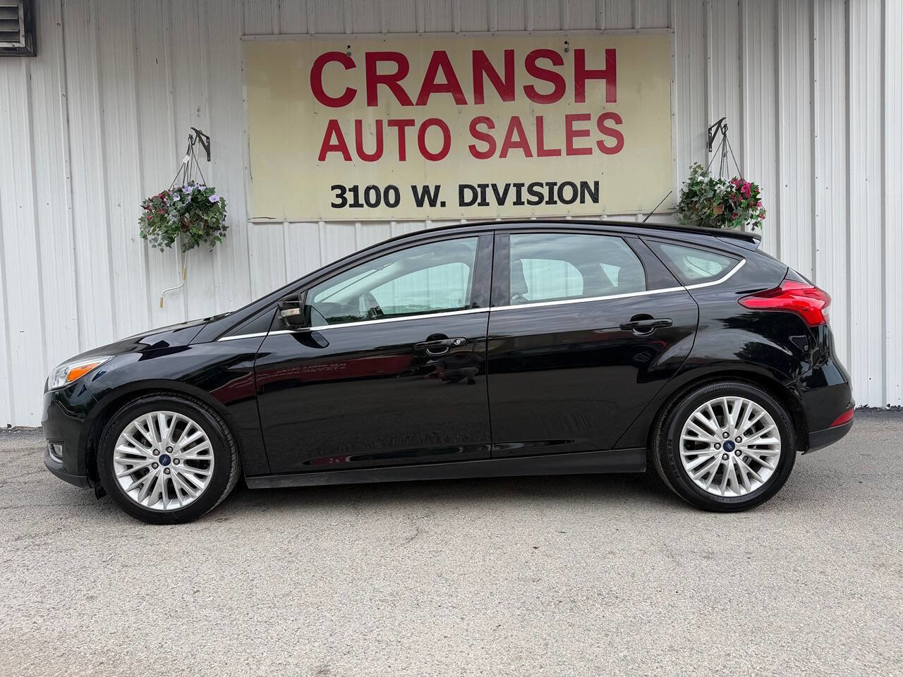 Used 2017 Ford Focus Titanium w/ Titanium Technology Package FWD image 10