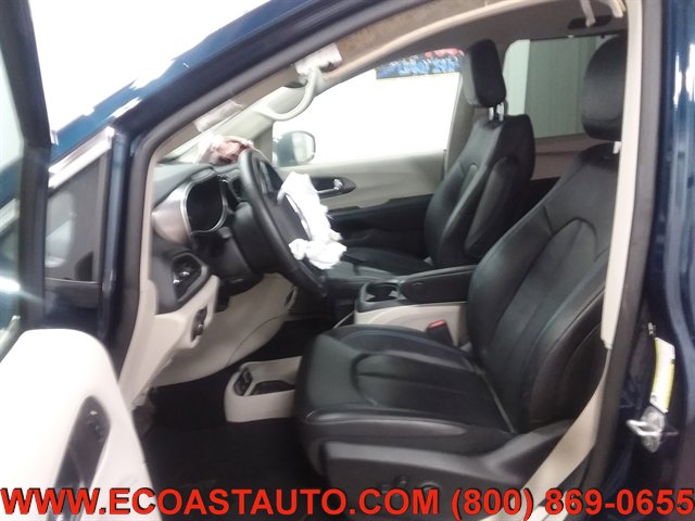 Used 2021 Chrysler Pacifica Touring-L image 10