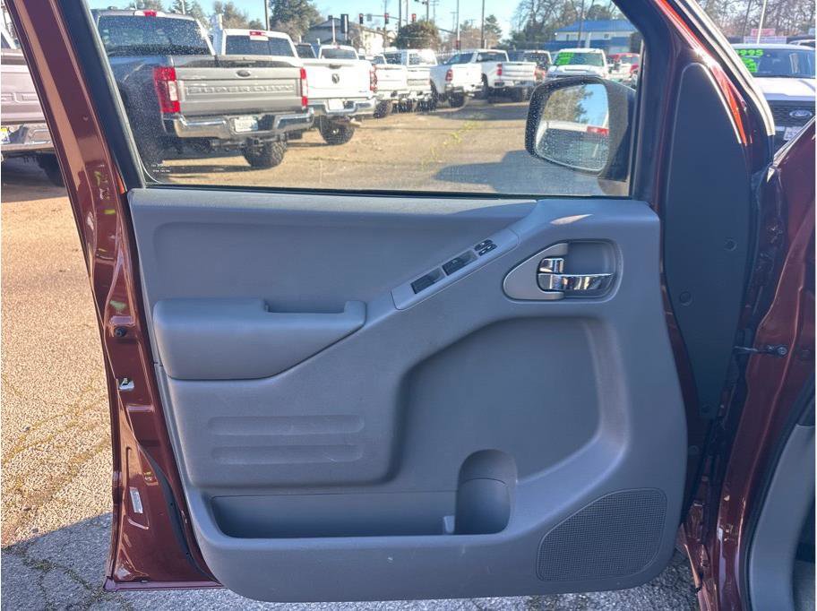 Used 2016 Nissan Frontier SV image 15