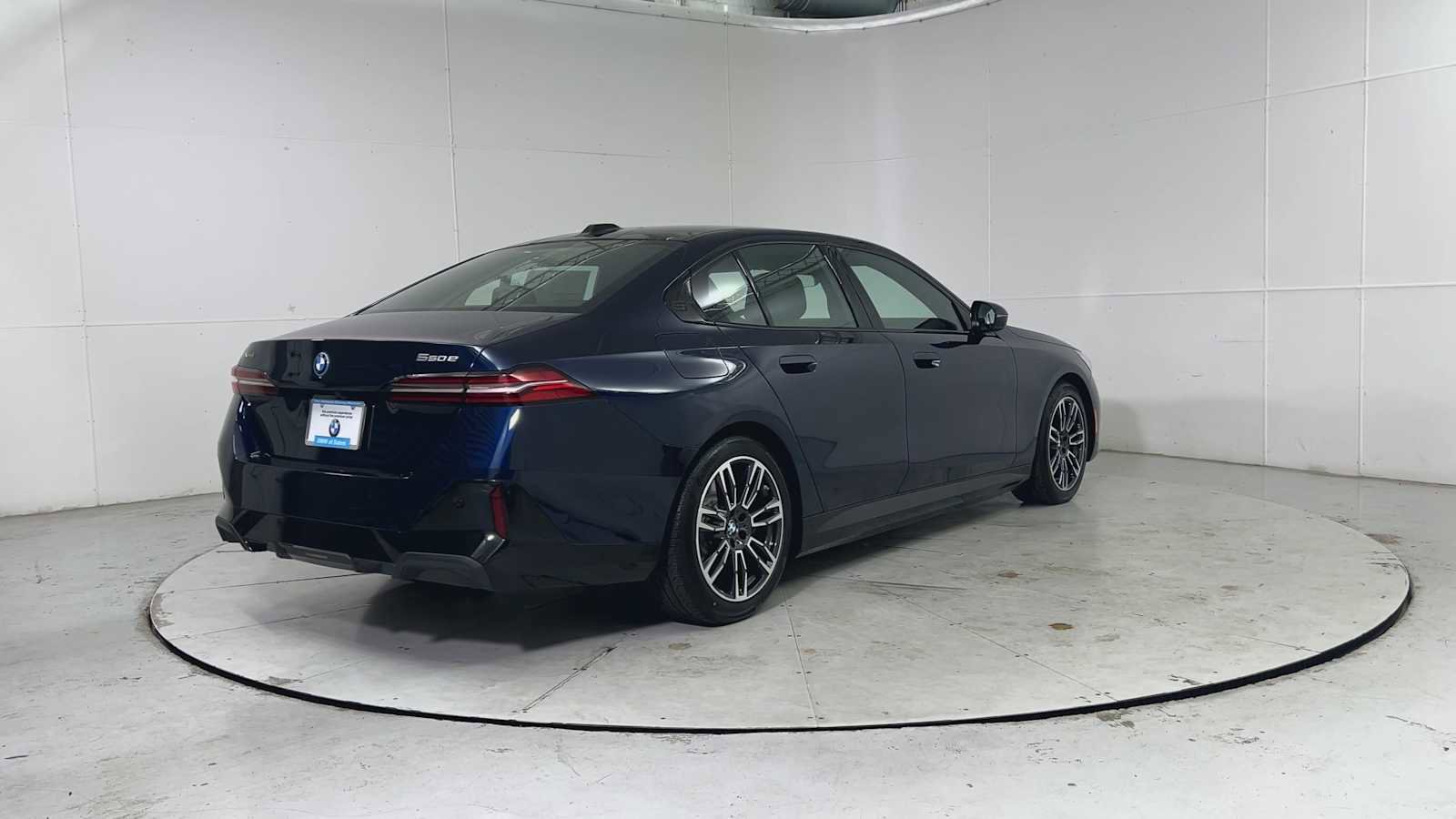 New 2026 BMW 550e xDrive image 2