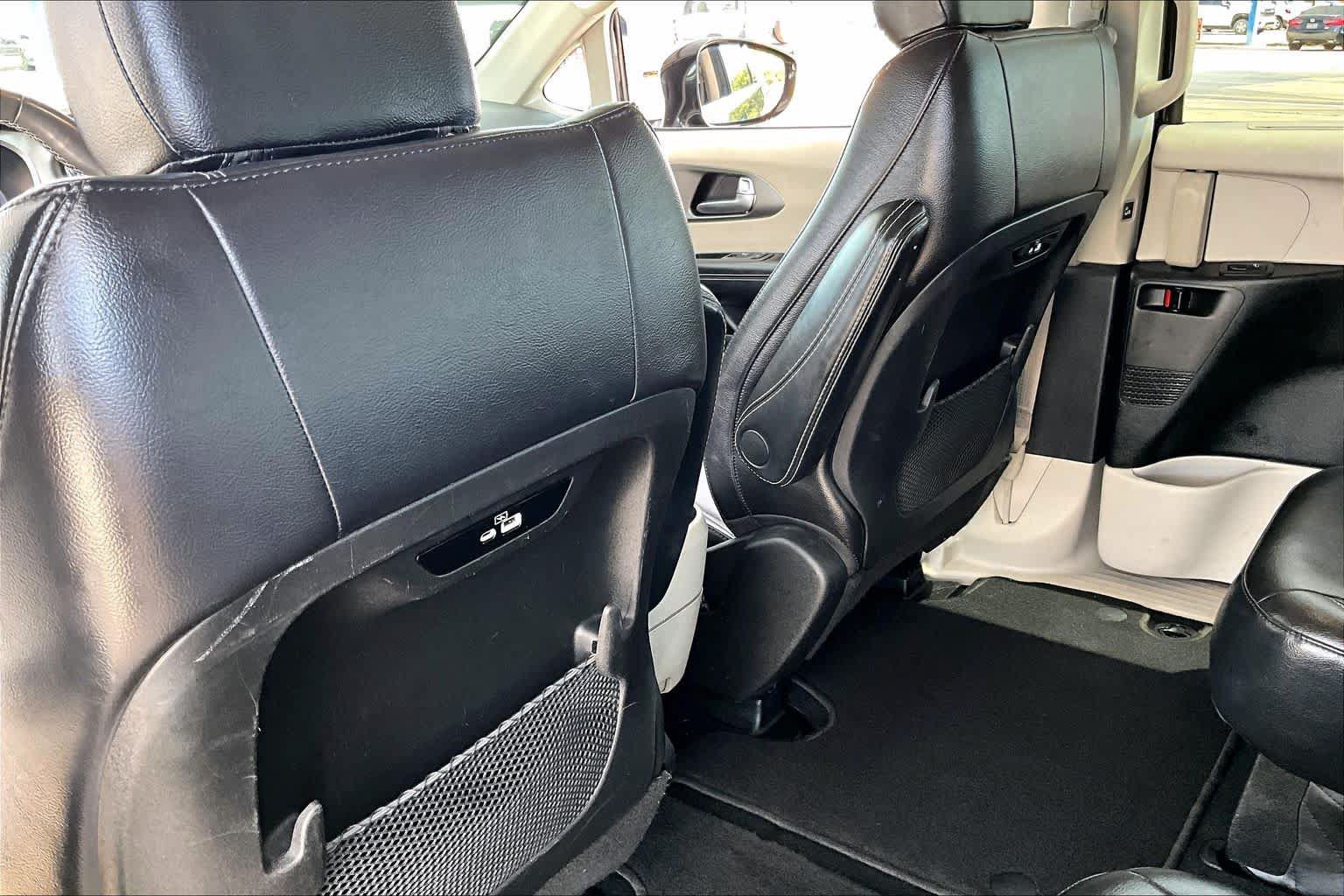 Used 2022 Chrysler Pacifica Touring-L FWD image 33