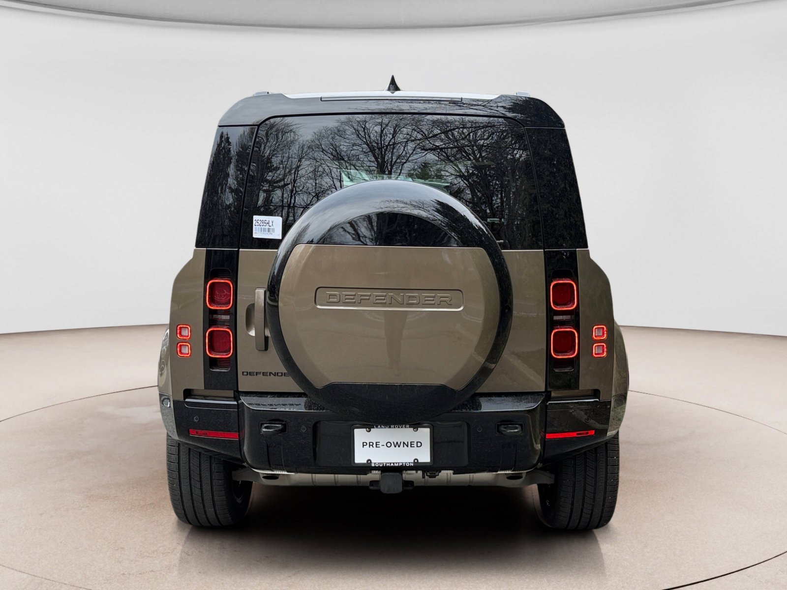 Used 2025 Land Rover Defender 110 X-Dynamic SE image 4