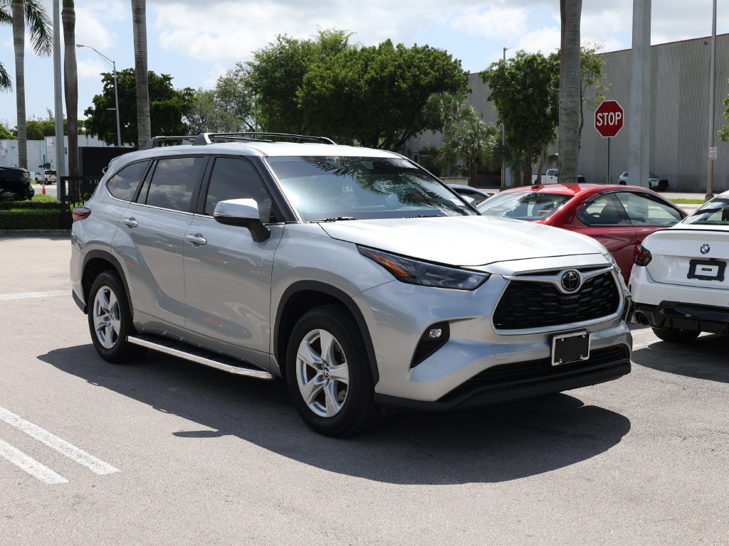 Used 2024 Toyota Highlander LE FWD image 2