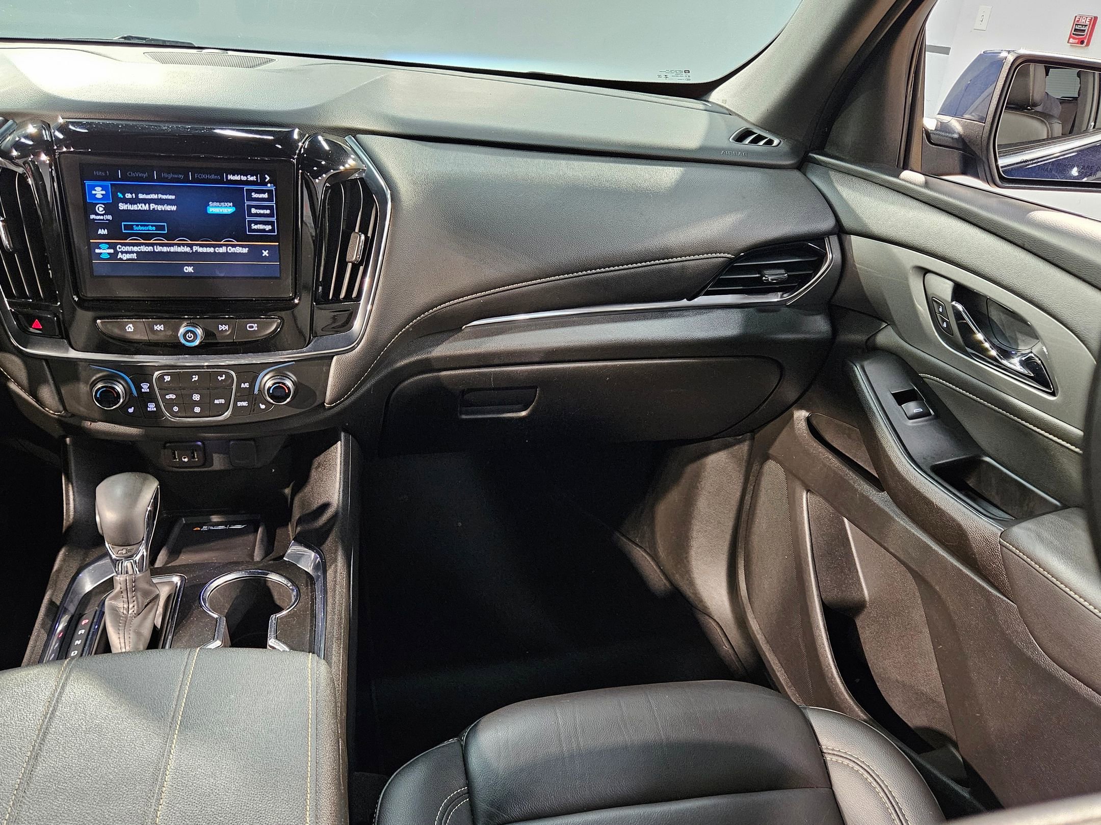 Used 2023 Chevrolet Traverse LT w/ Rear Camera Mirror Package FWD image 11