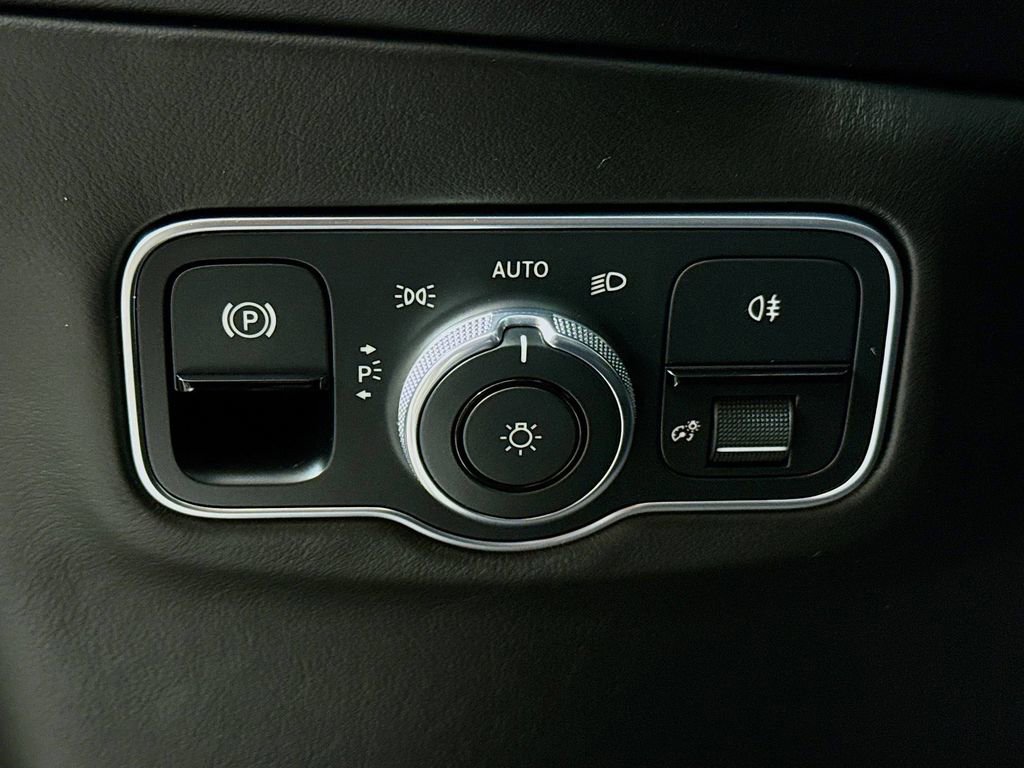 Used 2021 Aston Martin DBX image 10