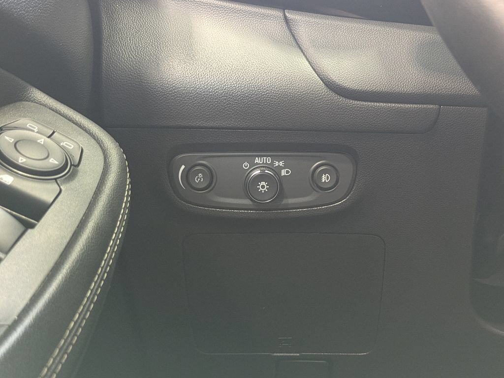 Used 2022 Buick Encore GX Select w/ Sport Touring Package FWD image 29