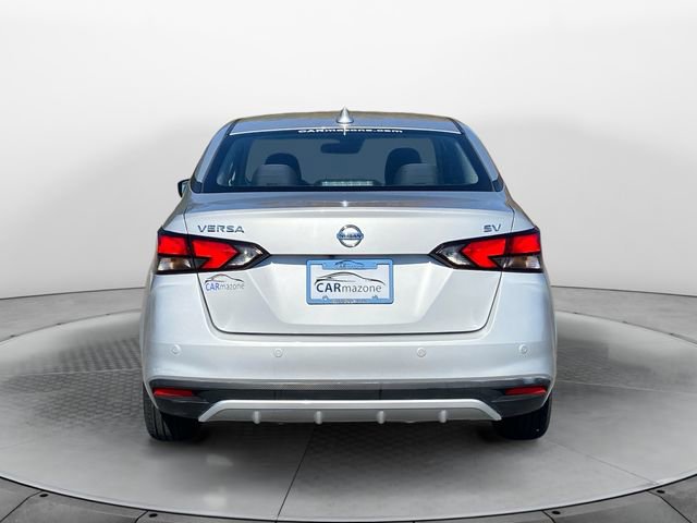 Used 2022 Nissan Versa SV image 4