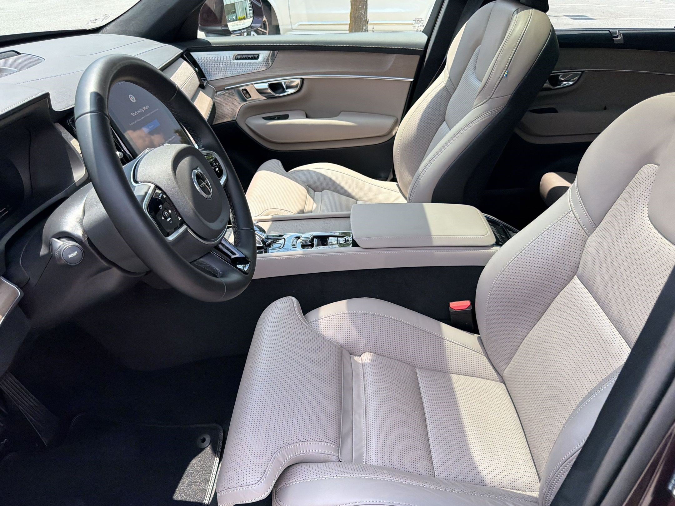 Used 2025 Volvo XC90 T8 Ultra w/ Lounge Package AWD/4WD image 5