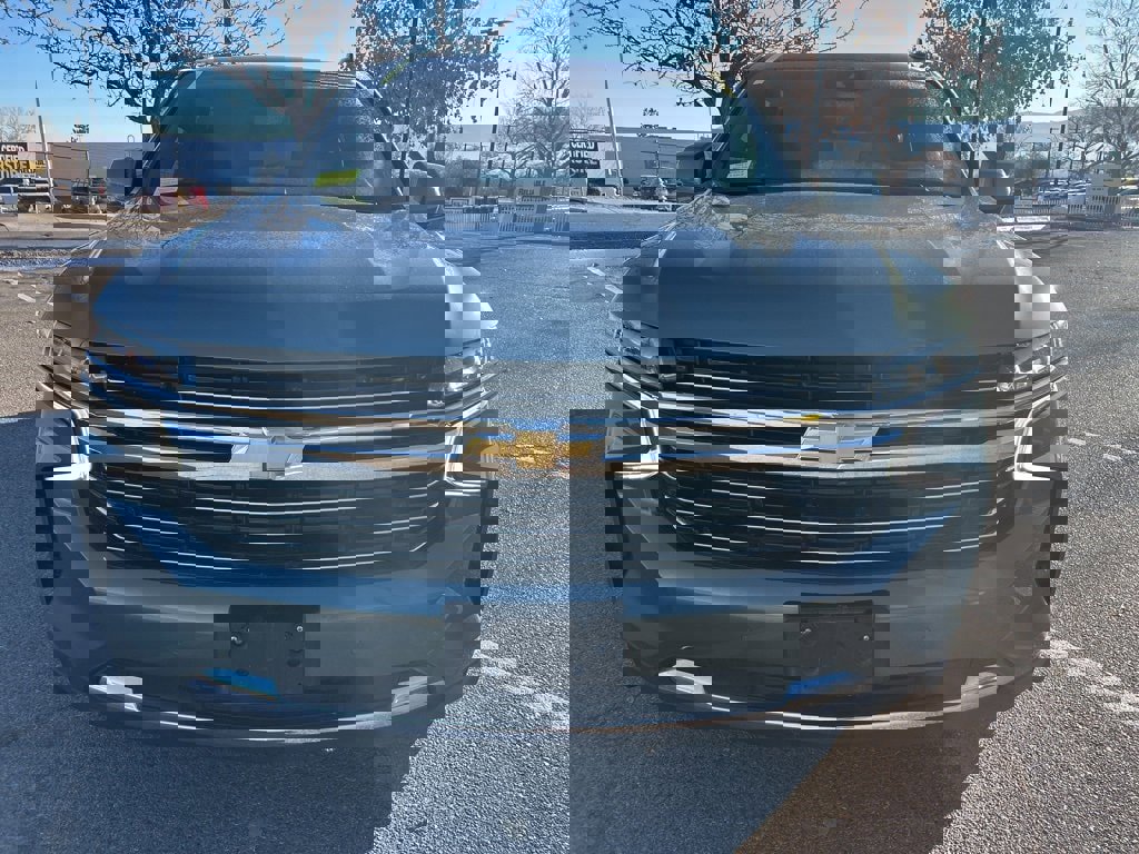 Used 2024 Chevrolet Suburban LT image 2