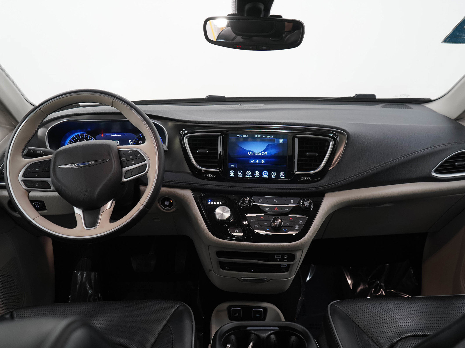 Used 2017 Chrysler Pacifica Limited w/ UConnect Theater Package FWD image 19