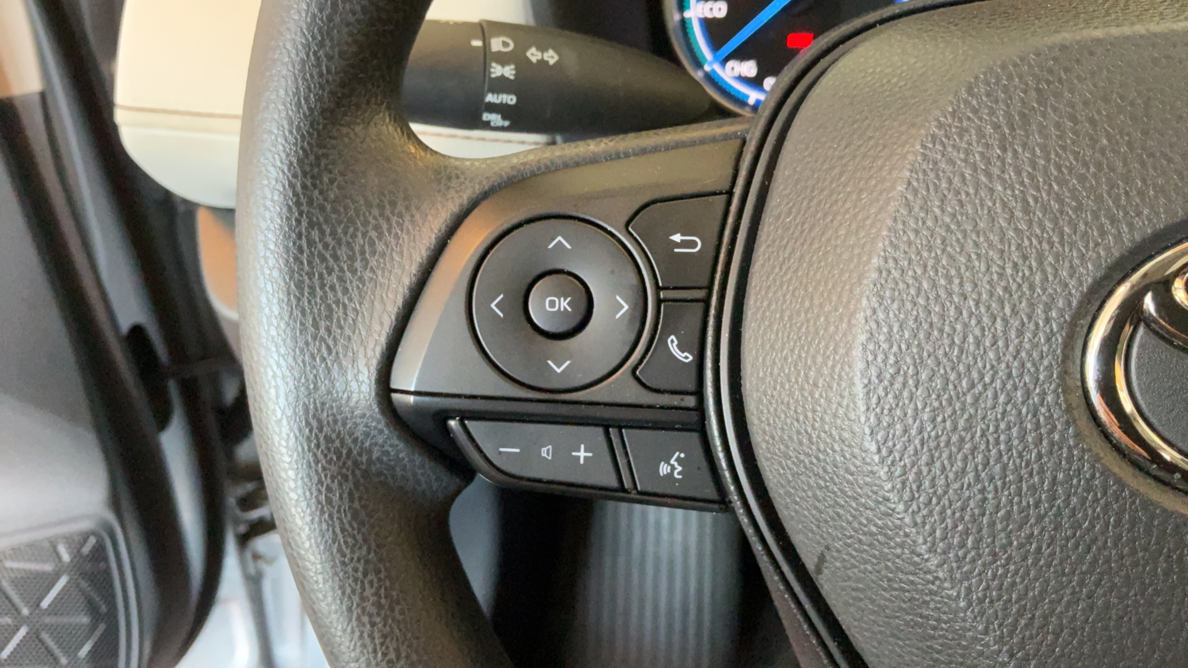 Used 2025 Toyota RAV4 XLE w/ Convenience Package AWD/4WD image 13