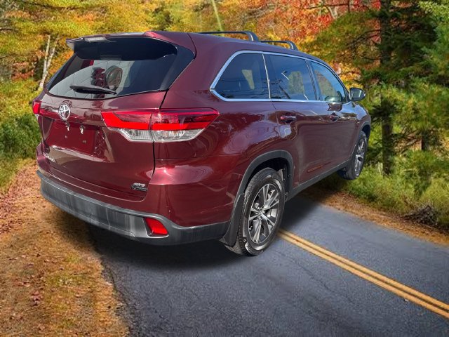 Used 2019 Toyota Highlander LE AWD/4WD image 3
