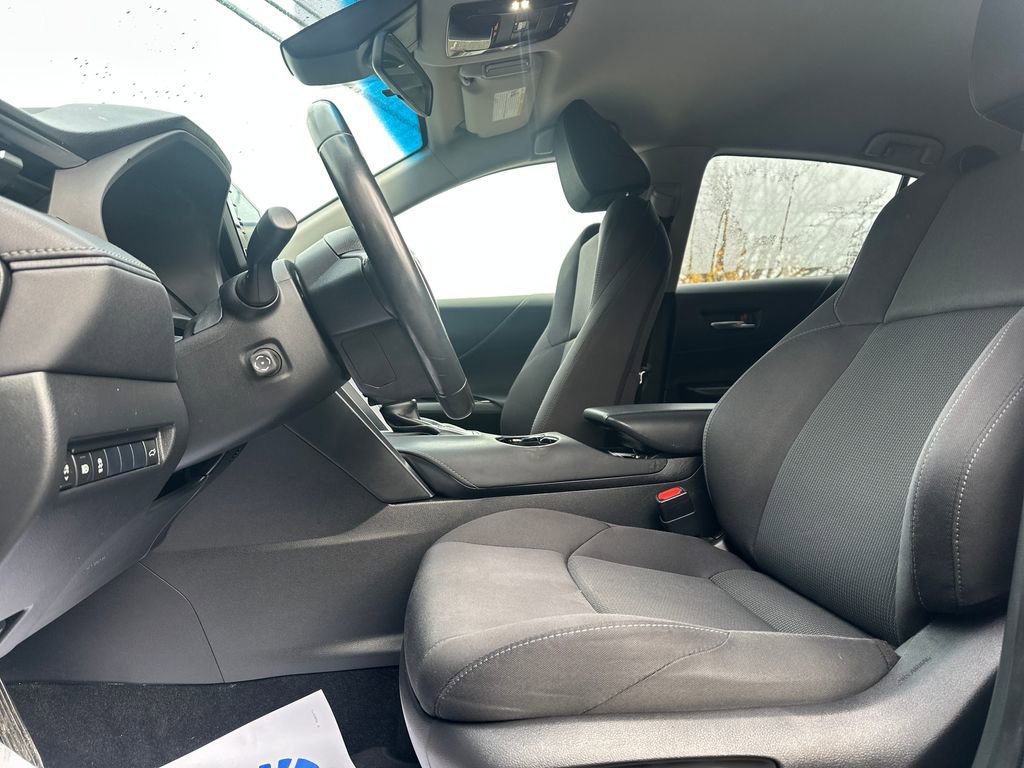 Used 2021 Toyota Venza LE image 3