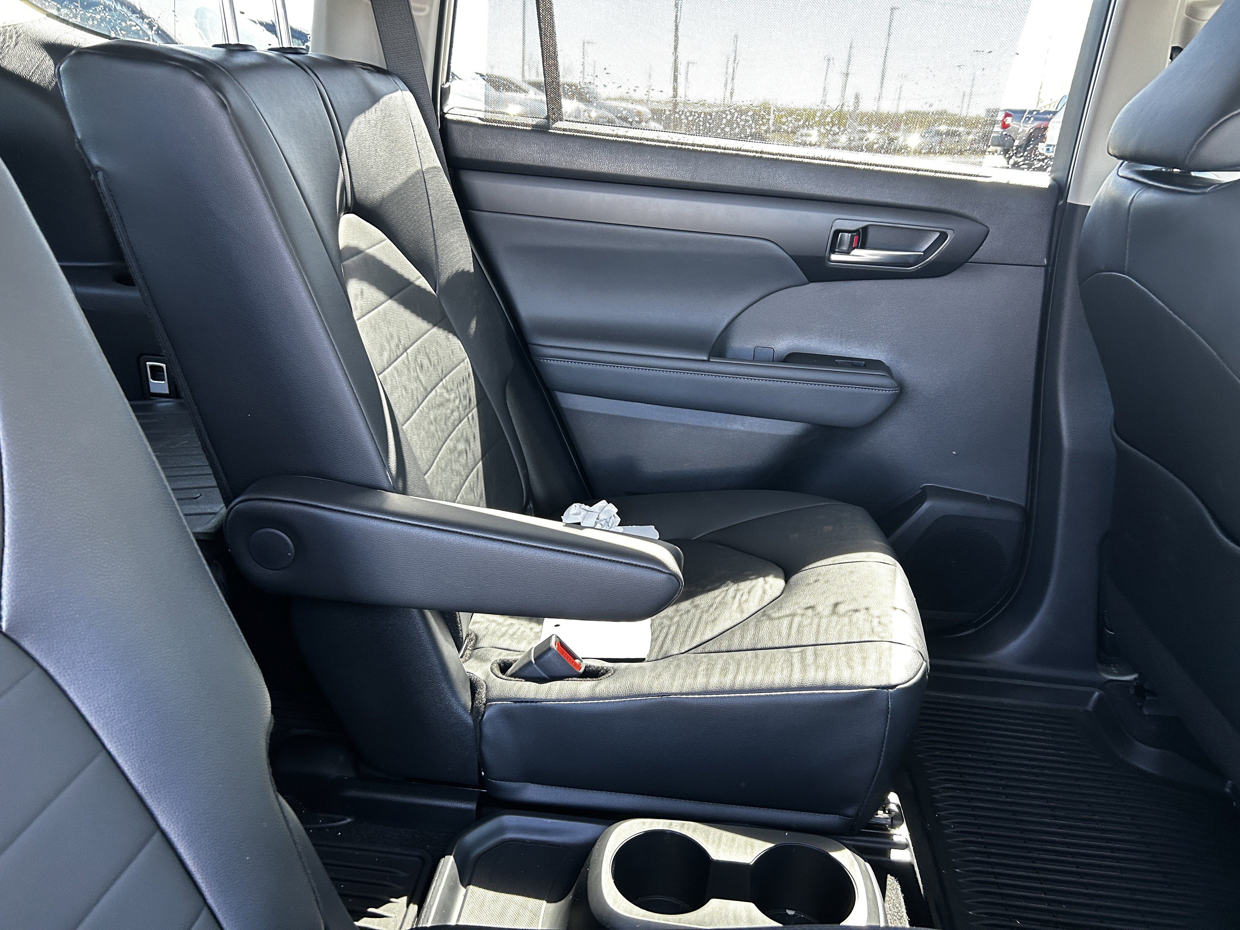 Used 2026 Toyota Highlander XLE image 11