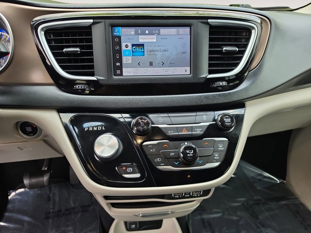 Used 2022 Chrysler Voyager LX FWD image 11