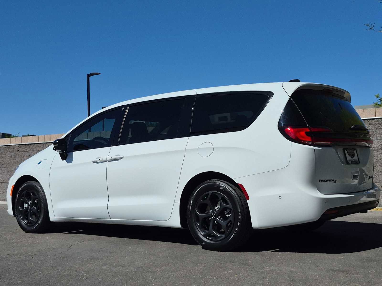 Used 2023 Chrysler Pacifica Limited w/ S Appearance Package FWD image 7
