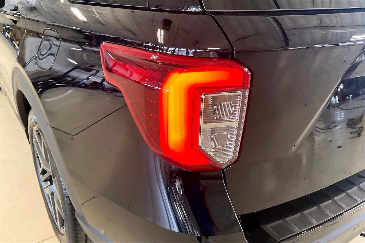 Used 2024 Ford Explorer ST-Line w/ Class IV Trailer Tow Package RWD image 24