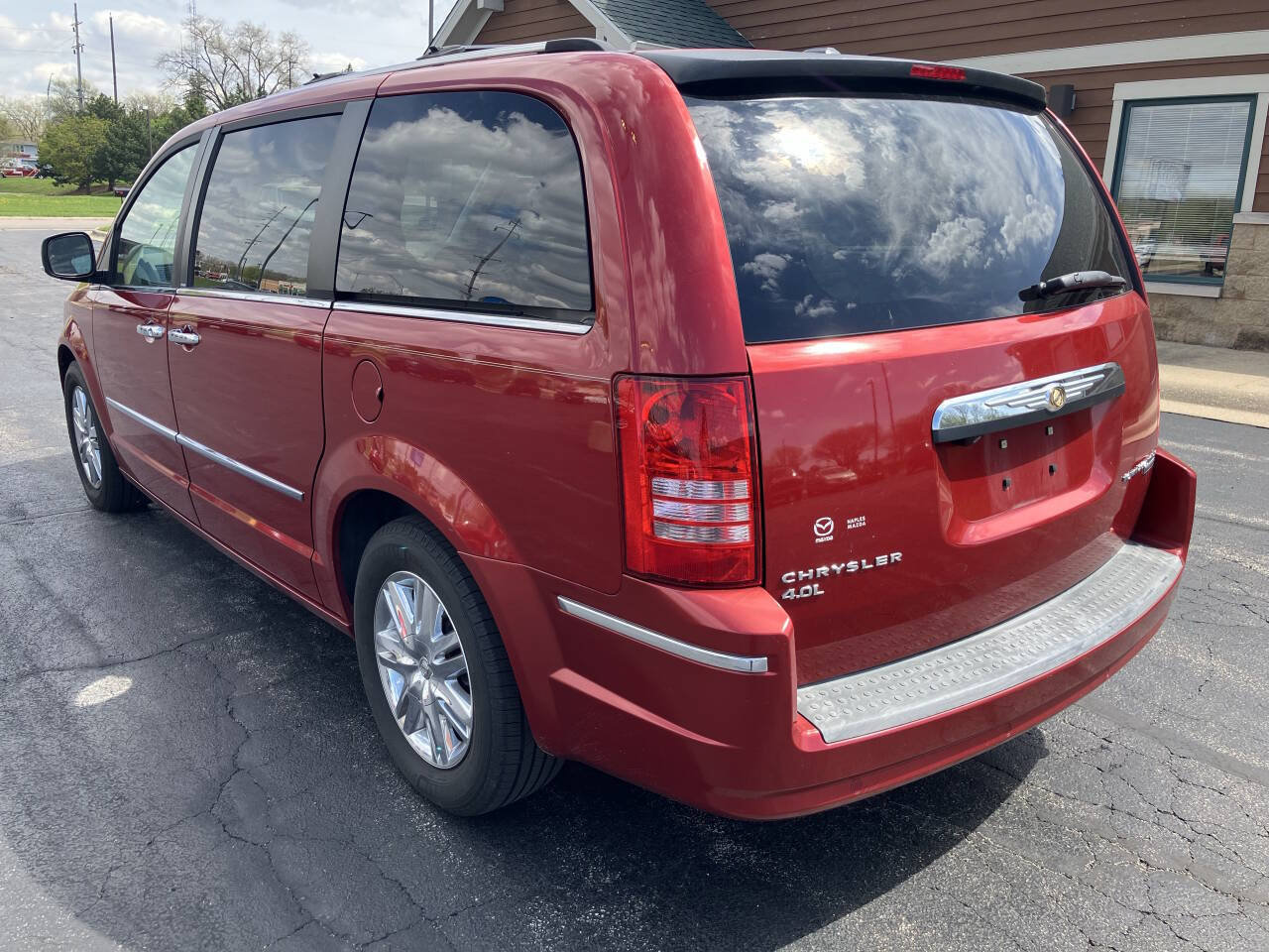 Used 2009 Chrysler Town & Country Limited w/ Entertainment Group #3 FWD image 5