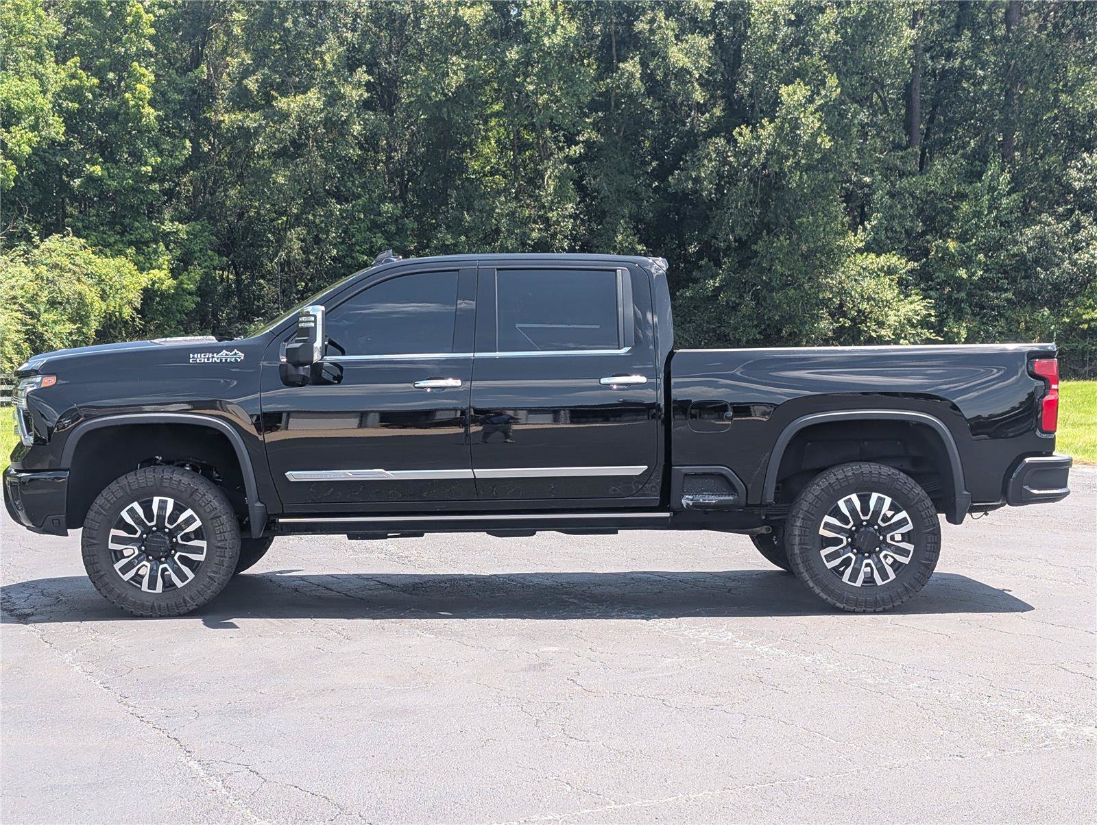 Used 2024 Chevrolet Silverado 2500 High Country w/ Technology Package AWD/4WD image 2
