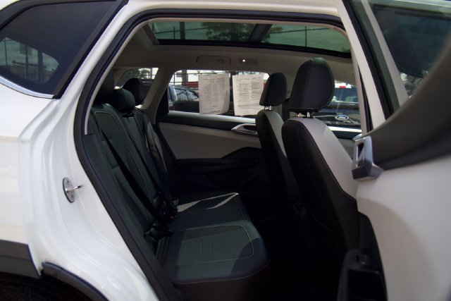 Used 2025 Volkswagen Taos SE w/ Panoramic Sunroof Package FWD image 27
