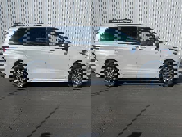 Used 2025 Toyota Sienna XLE w/ XLE Plus Package image 7