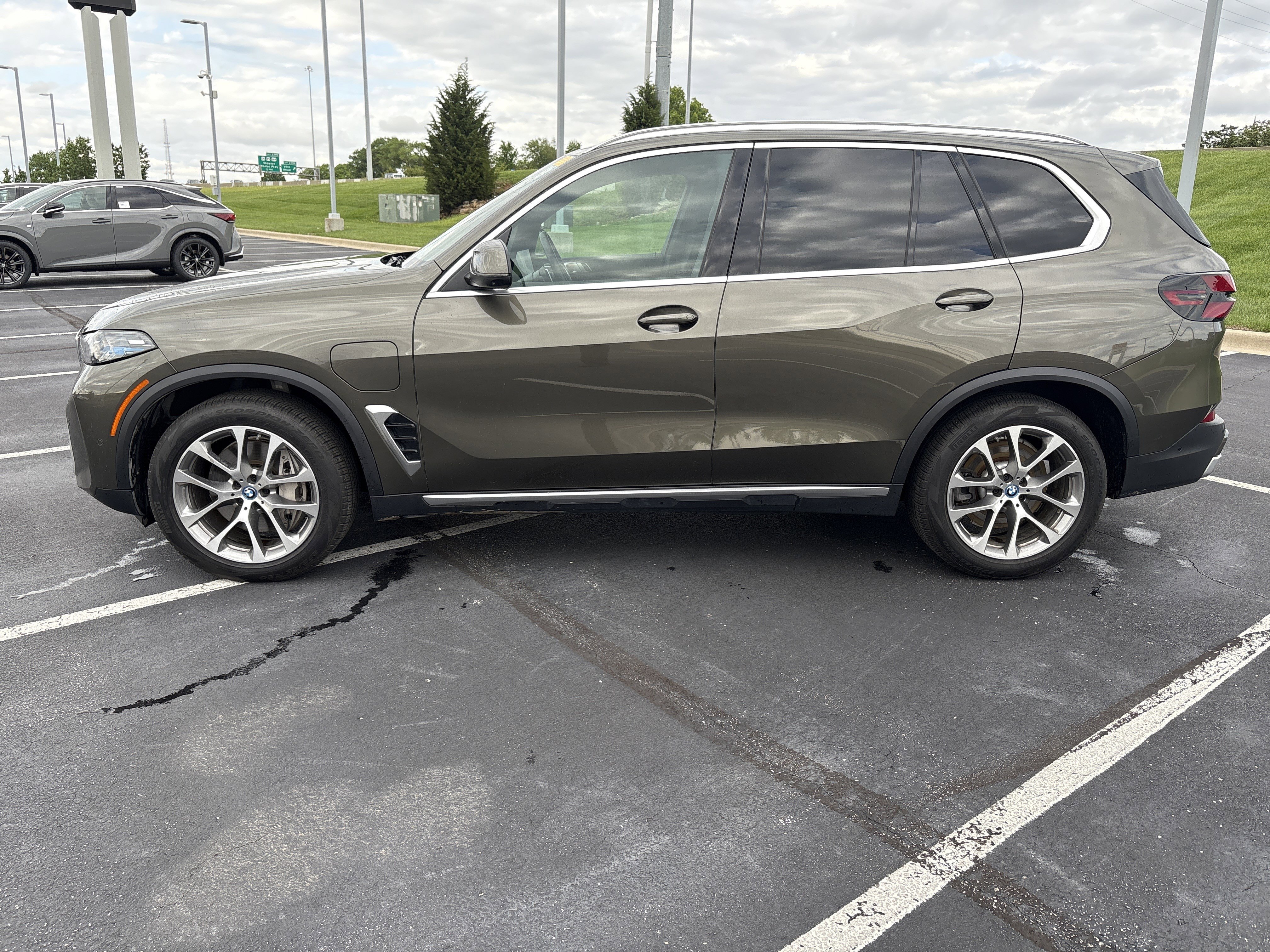 Used 2025 BMW X5 xDrive50e w/ Parking Assistance Package AWD/4WD image 33