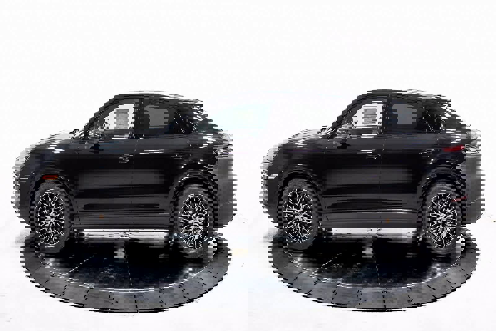 Certified 2025 Porsche Cayenne Coupe image 2