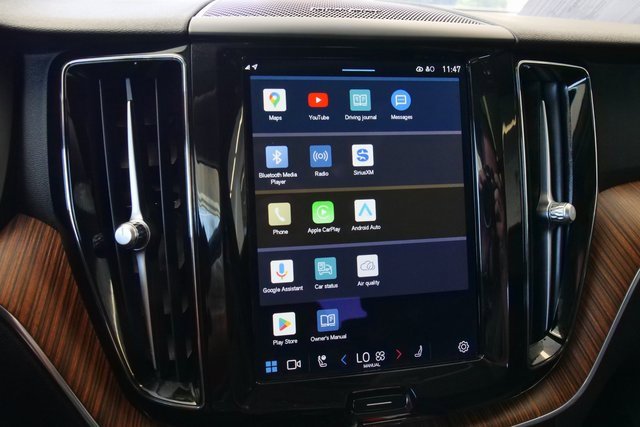 Used 2024 Volvo XC60 B5 Plus image 24
