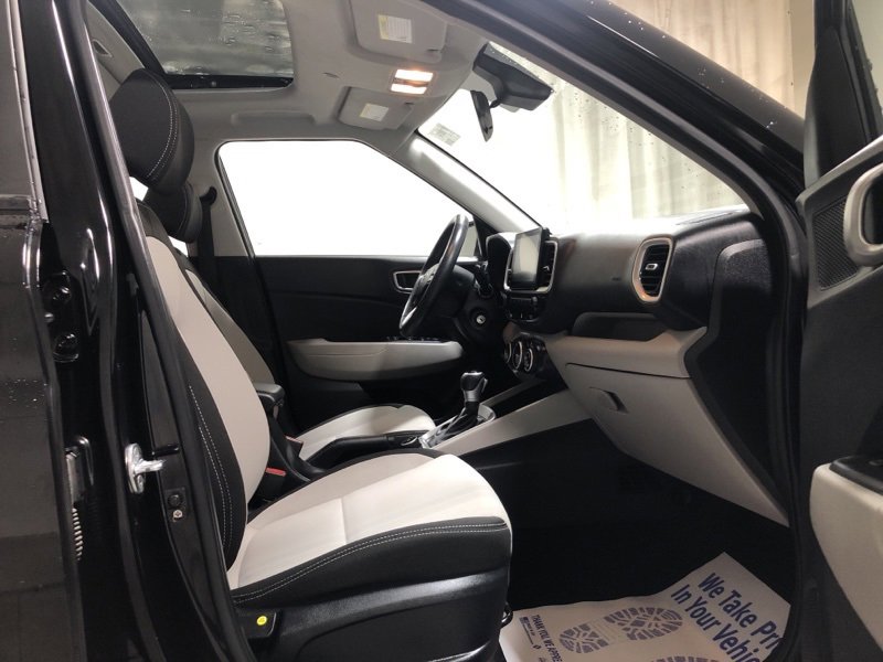 Used 2023 Hyundai Venue SEL image 13
