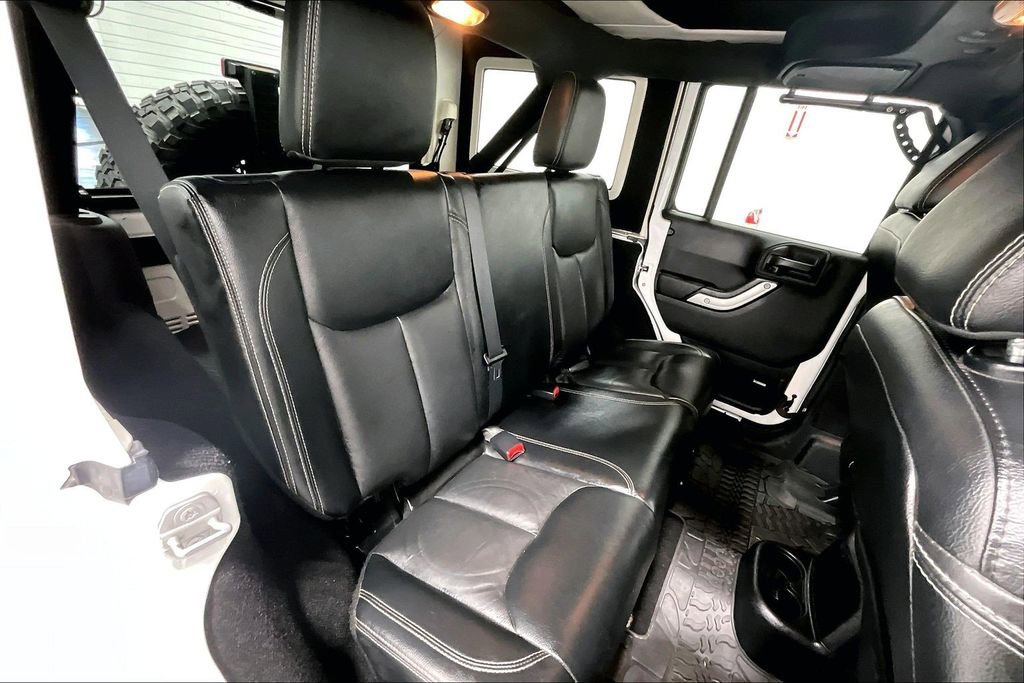 Used 2015 Jeep Wrangler Unlimited Rubicon AWD/4WD image 30