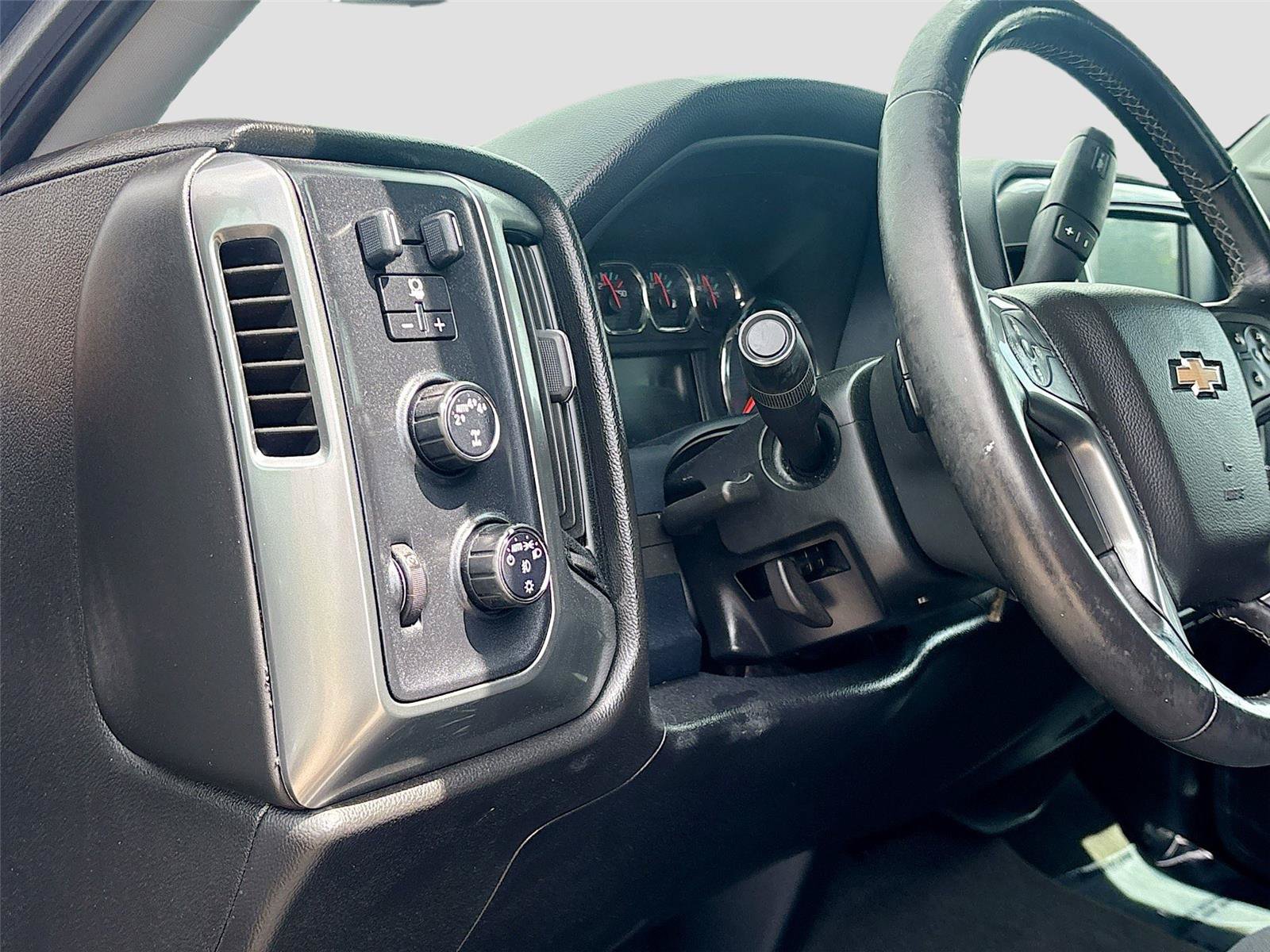 Used 2018 Chevrolet Silverado 1500 LT w/ Midnight Edition AWD/4WD image 10