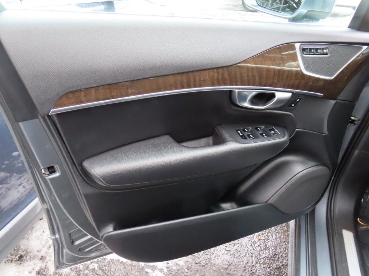 Used 2018 Volvo XC90 T6 Momentum w/ Convenience Package image 9