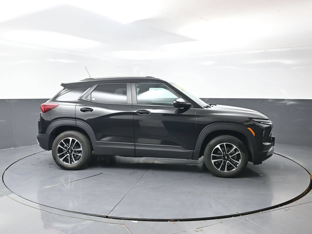 Used 2025 Chevrolet TrailBlazer LT AWD/4WD image 3