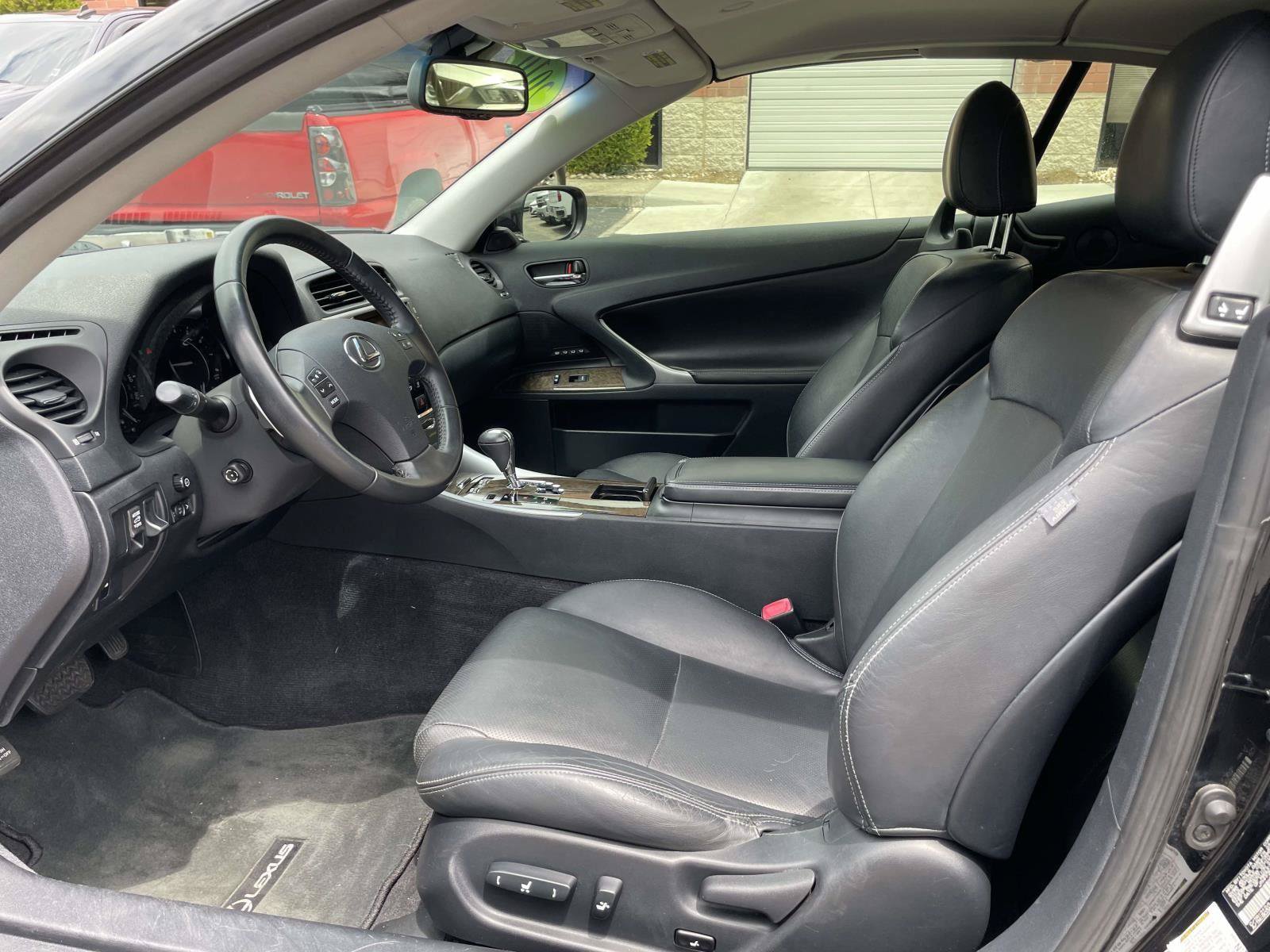 Used 2010 Lexus IS 250C w/ Luxury Pkg RWD image 4