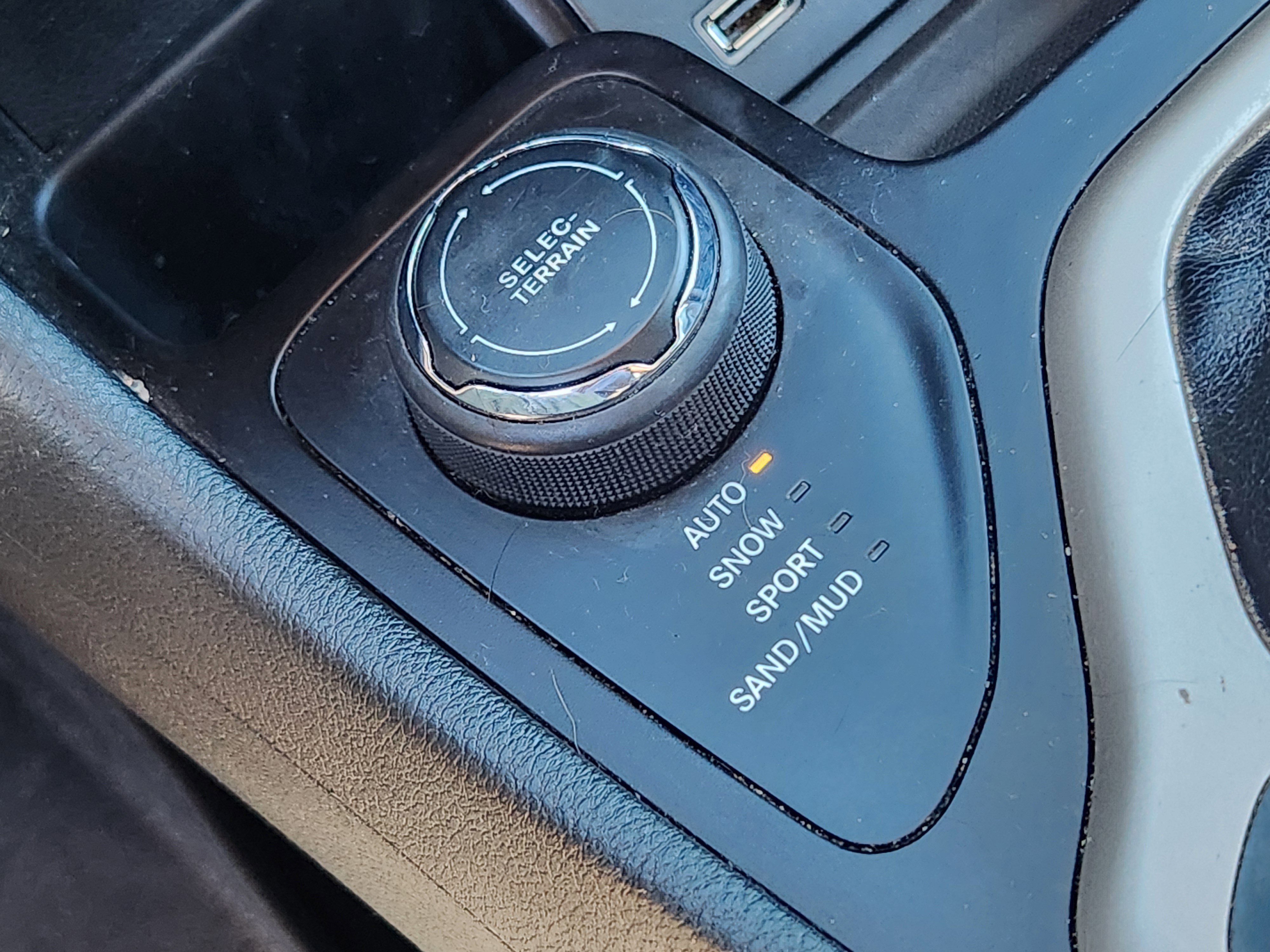 Used 2016 Jeep Cherokee Limited w/ Luxury Group image 16