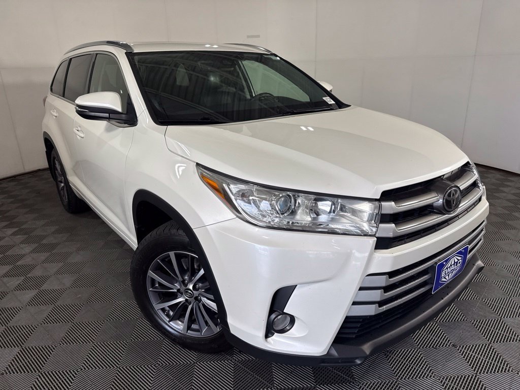 Used 2017 Toyota Highlander XLE AWD/4WD image 2