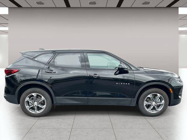 Used 2025 Chevrolet Blazer LT AWD/4WD image 2