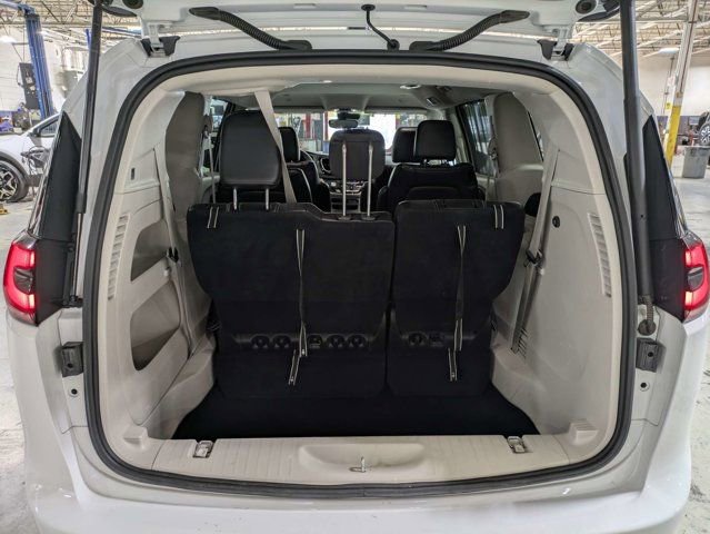 Used 2023 Chrysler Pacifica Touring-L FWD image 12