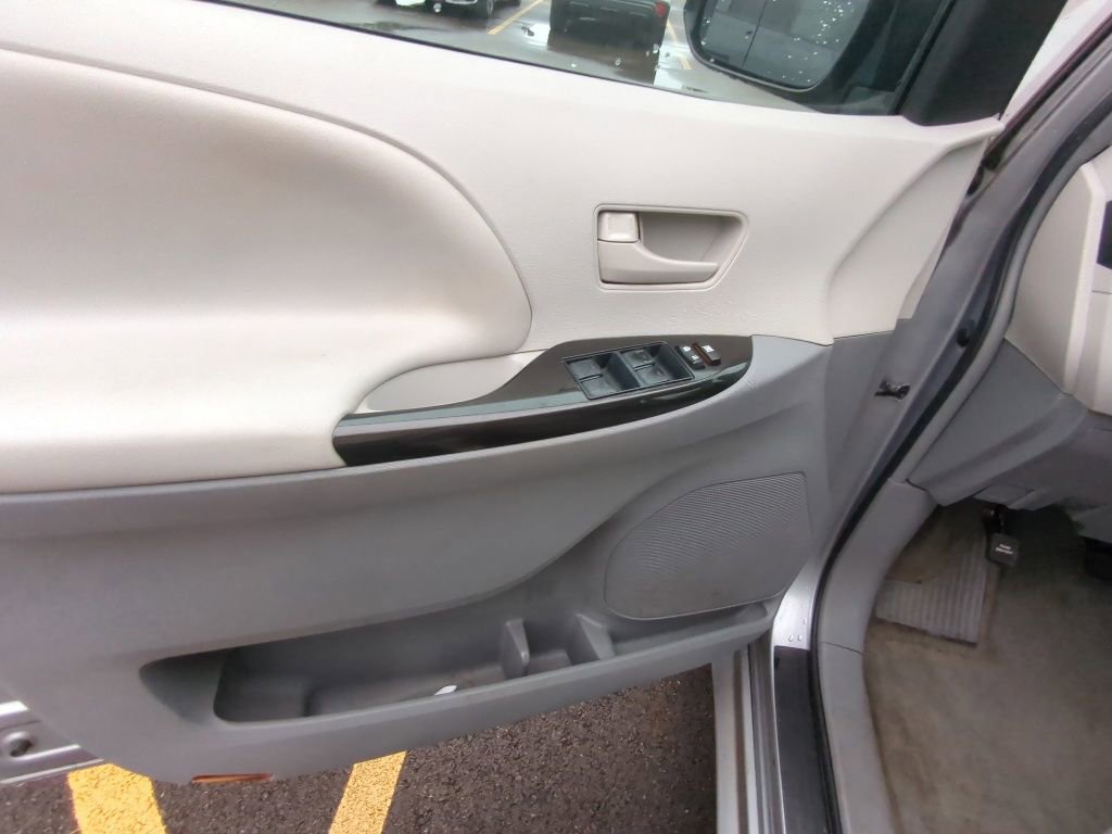 Used 2012 Toyota Sienna LE w/ Towing Pkg AWD/4WD image 8