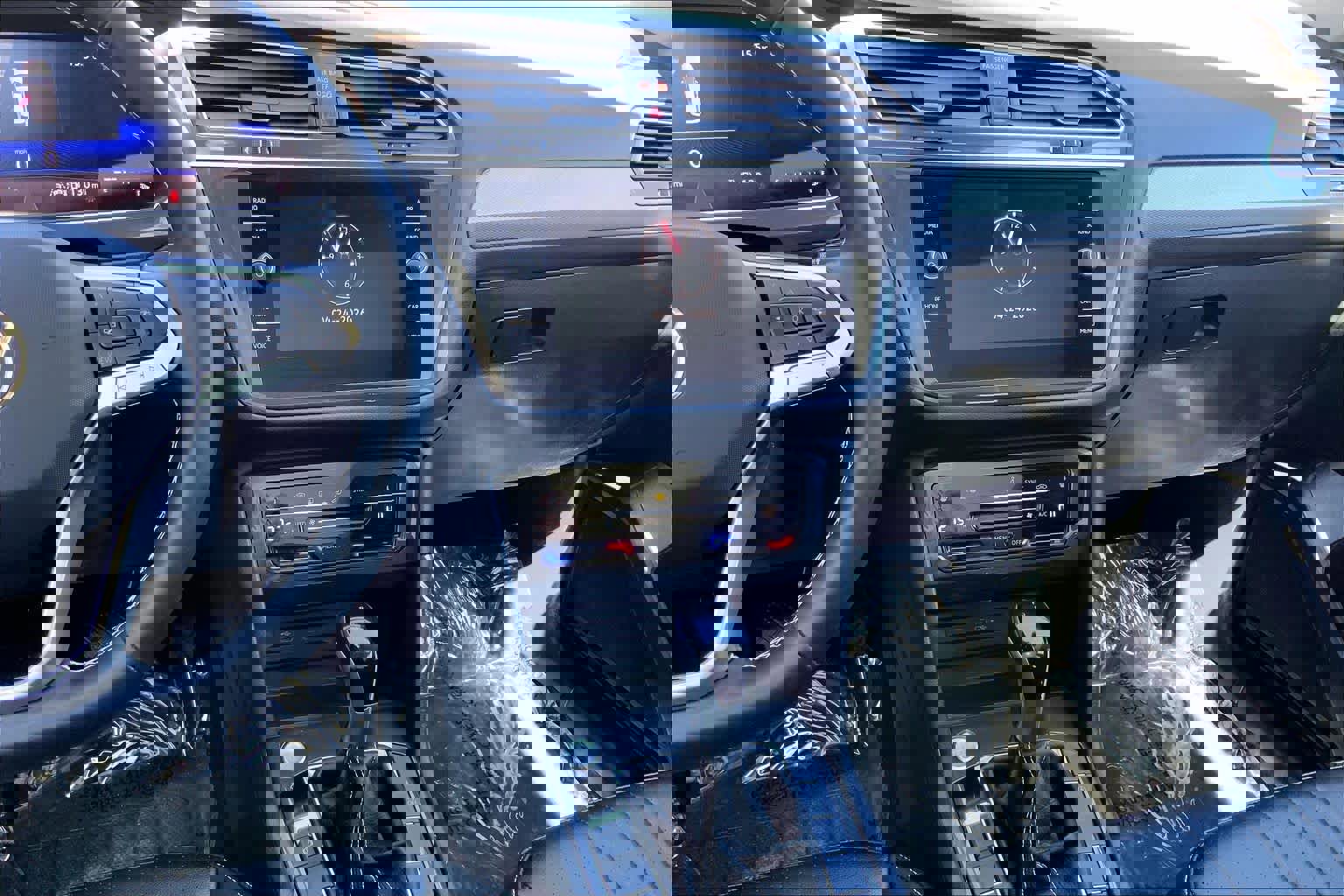 Used 2024 Volkswagen Tiguan SE w/ Panoramic Sunroof Package AWD/4WD image 7