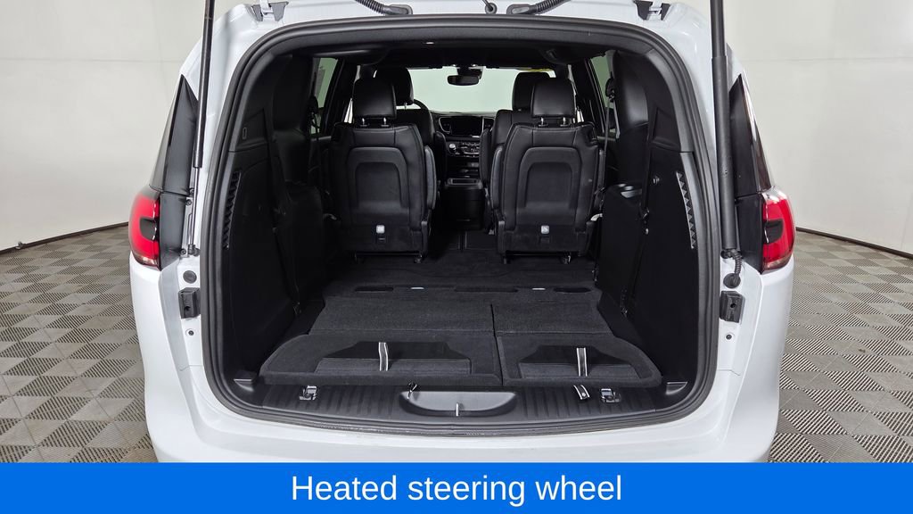 Used 2026 Chrysler Pacifica Select image 11