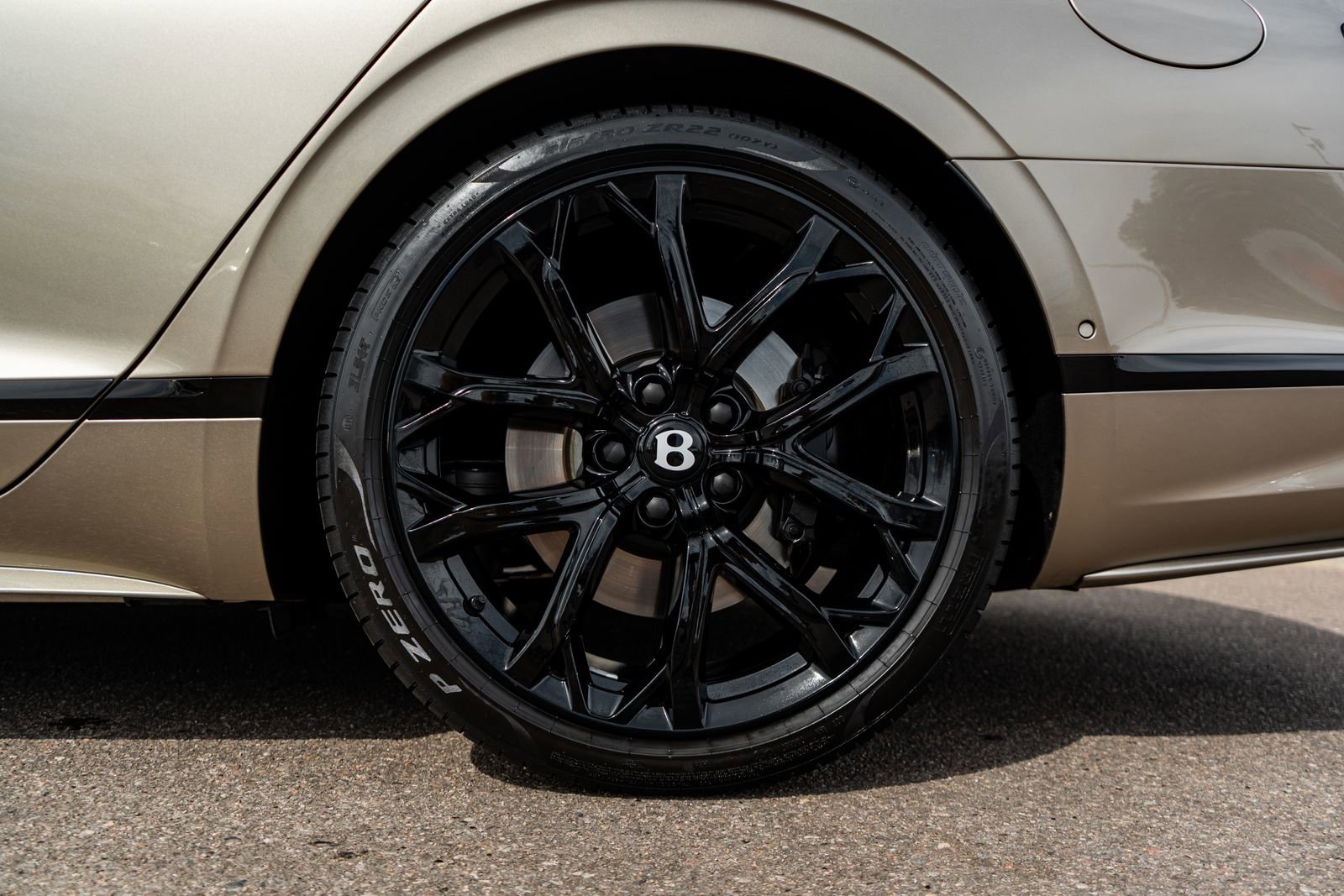 Certified 2025 Bentley Flying Spur Plug-In Hybrid image 6