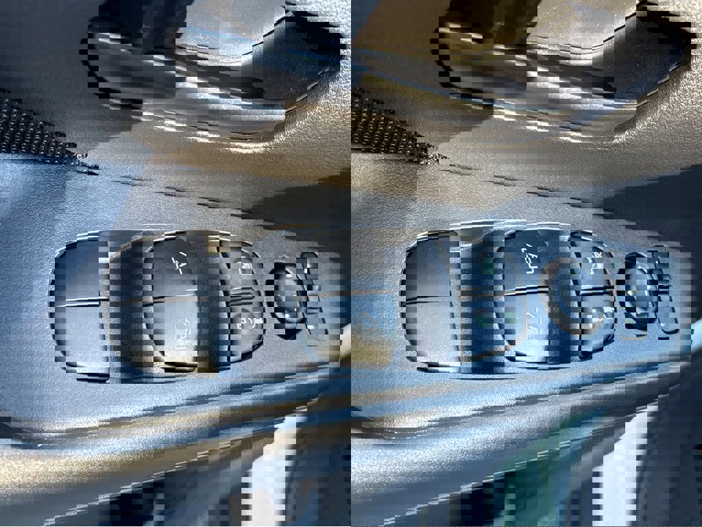 New 2025 Nissan Kicks Play S image 18