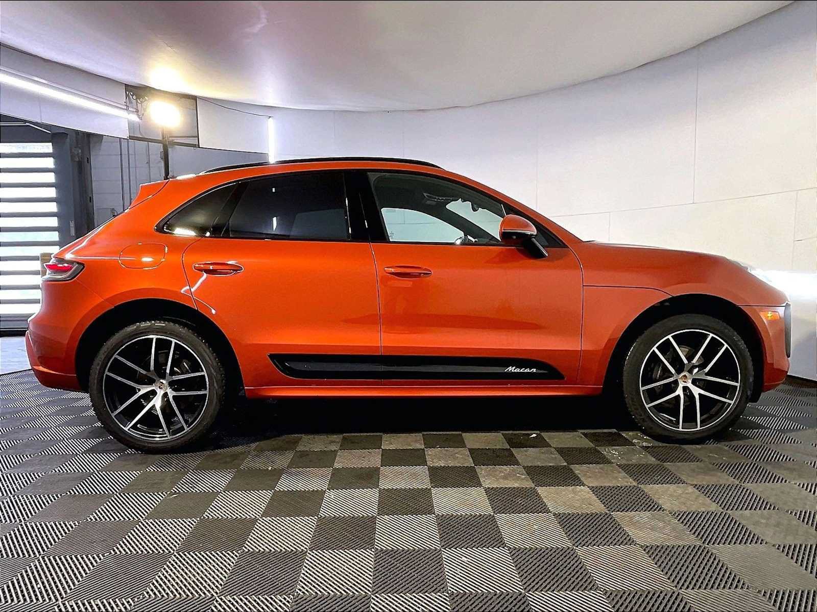 Certified 2024 Porsche Macan AWD/4WD image 8