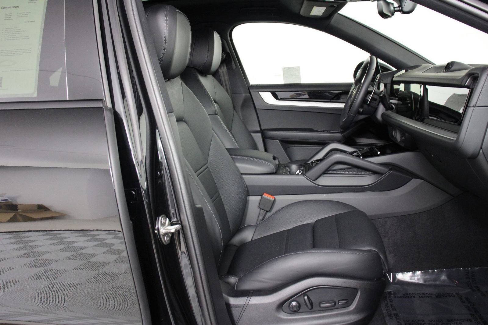 Certified 2025 Porsche Cayenne Coupe image 31