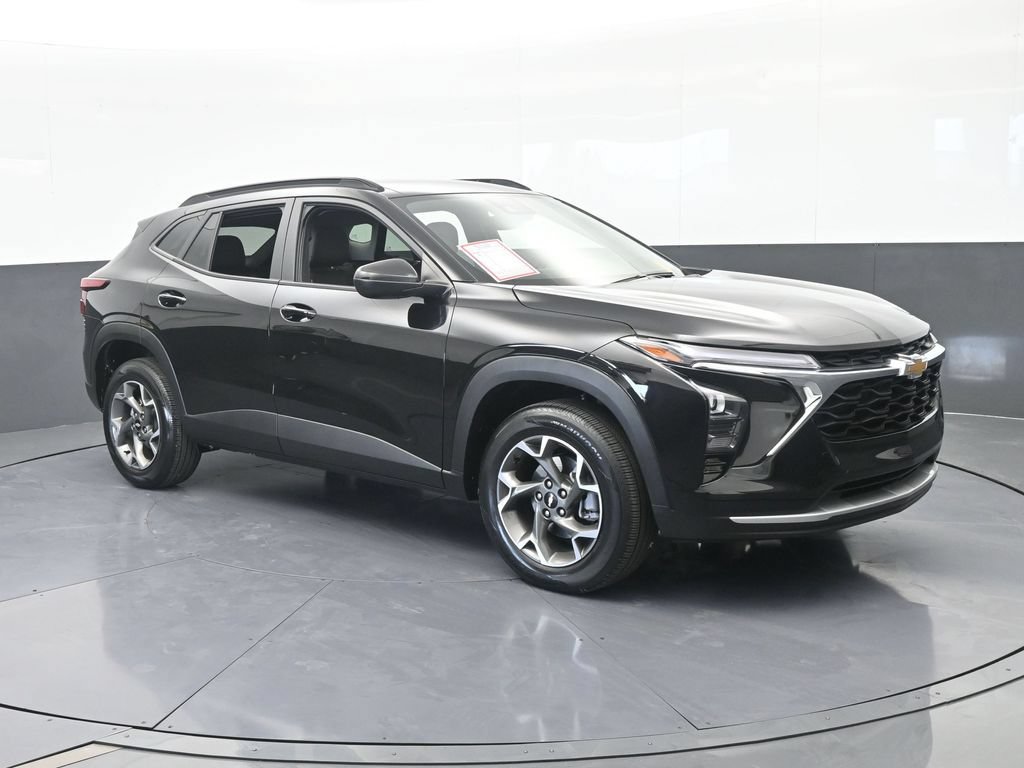 Used 2025 Chevrolet Trax LT FWD image 8
