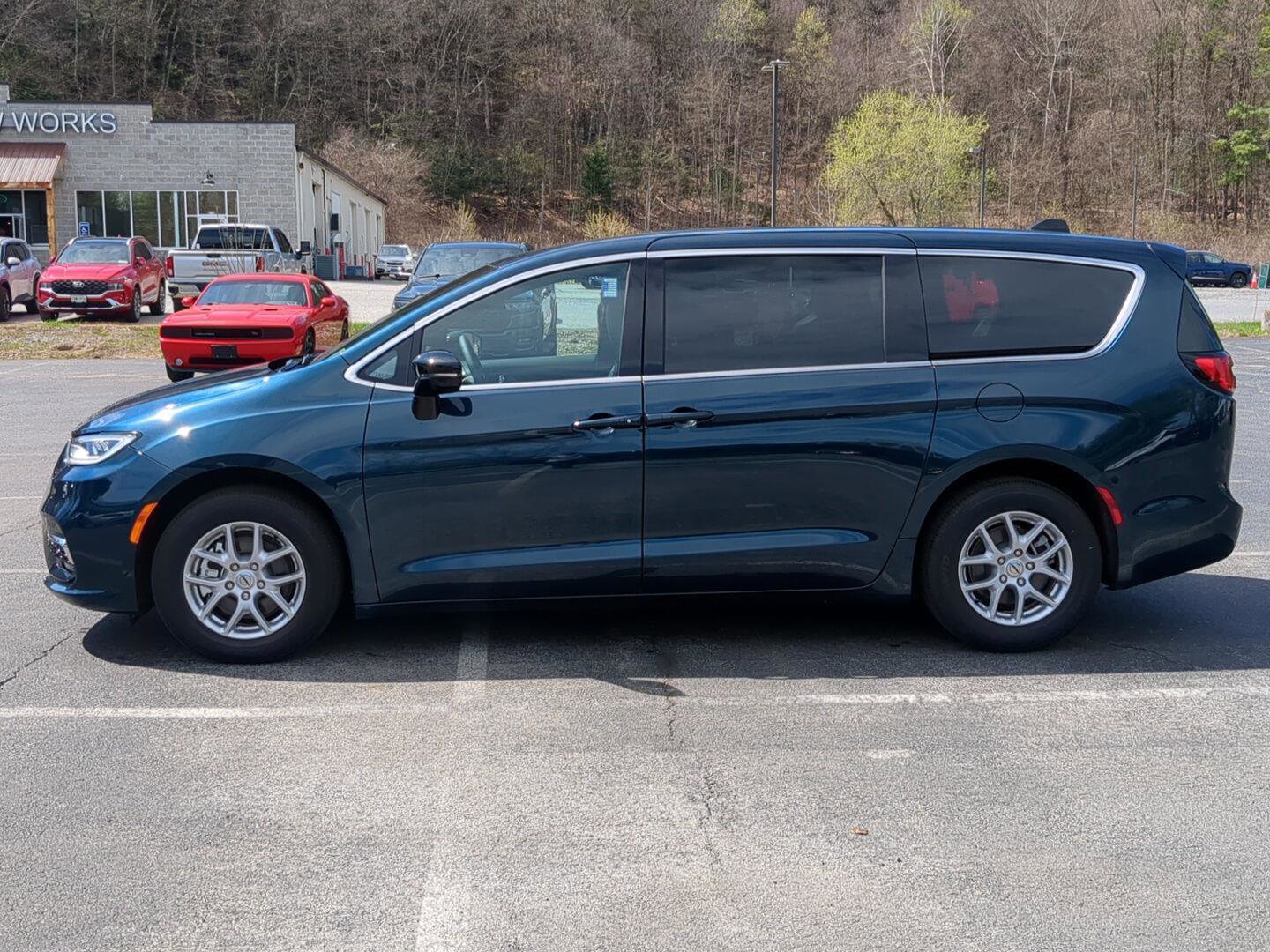 Used 2025 Chrysler Pacifica Select image 2