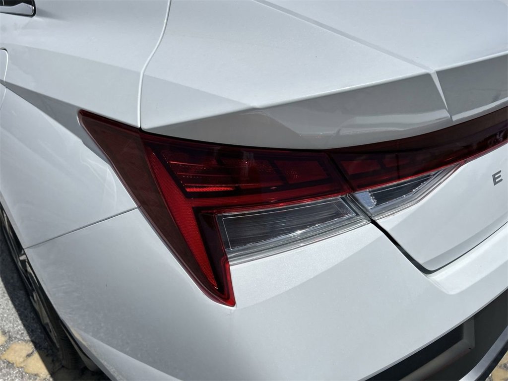 New 2025 Hyundai Elantra Limited image 16