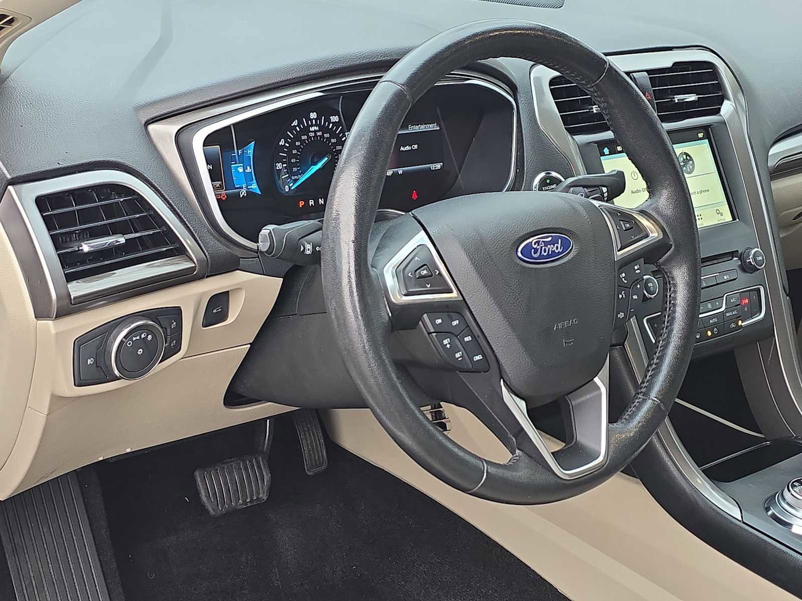 Used 2017 Ford Fusion SE w/ Fusion SE Technology Package image 2